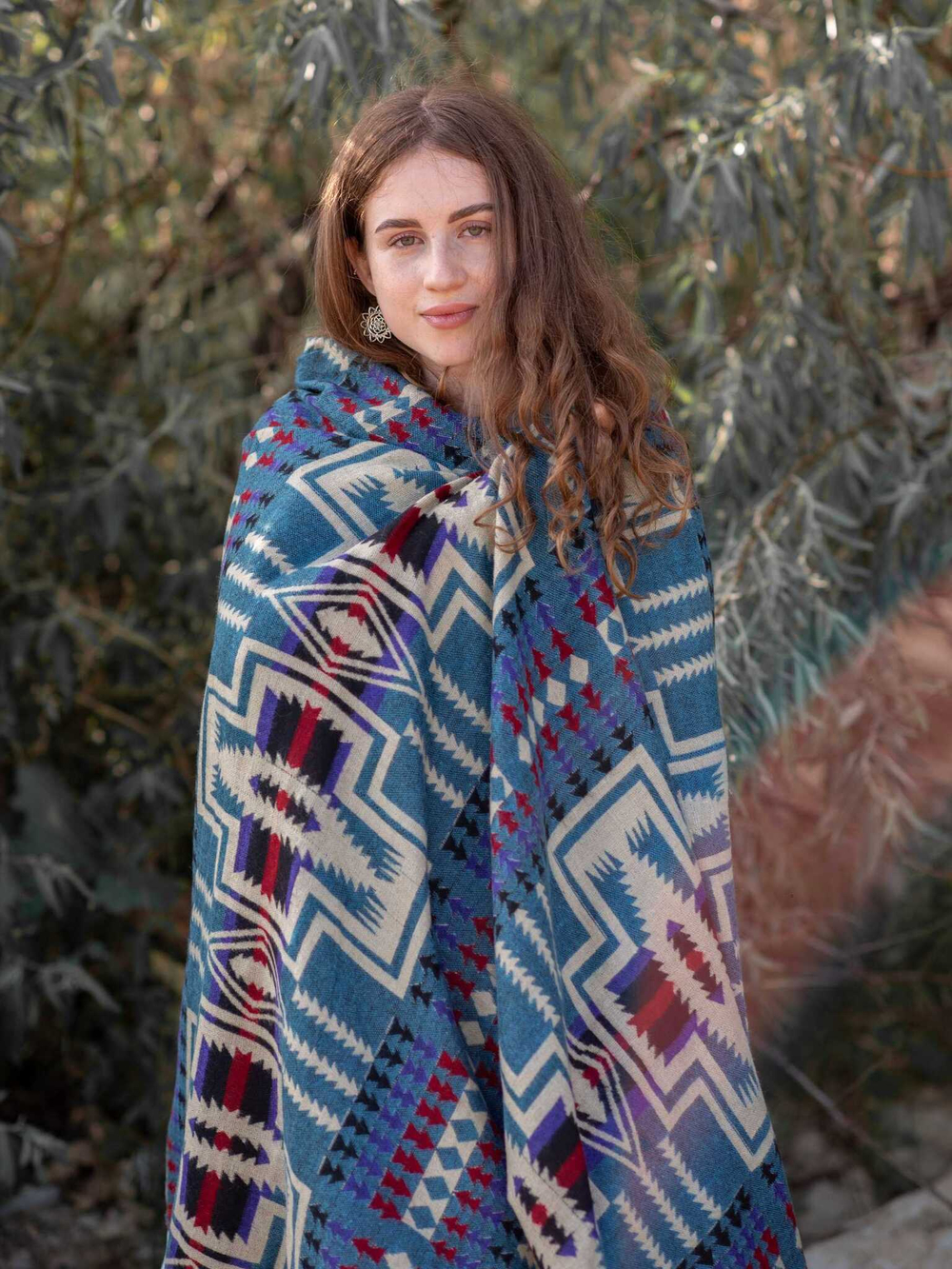 Палантин теплый с орнаментом Навахо