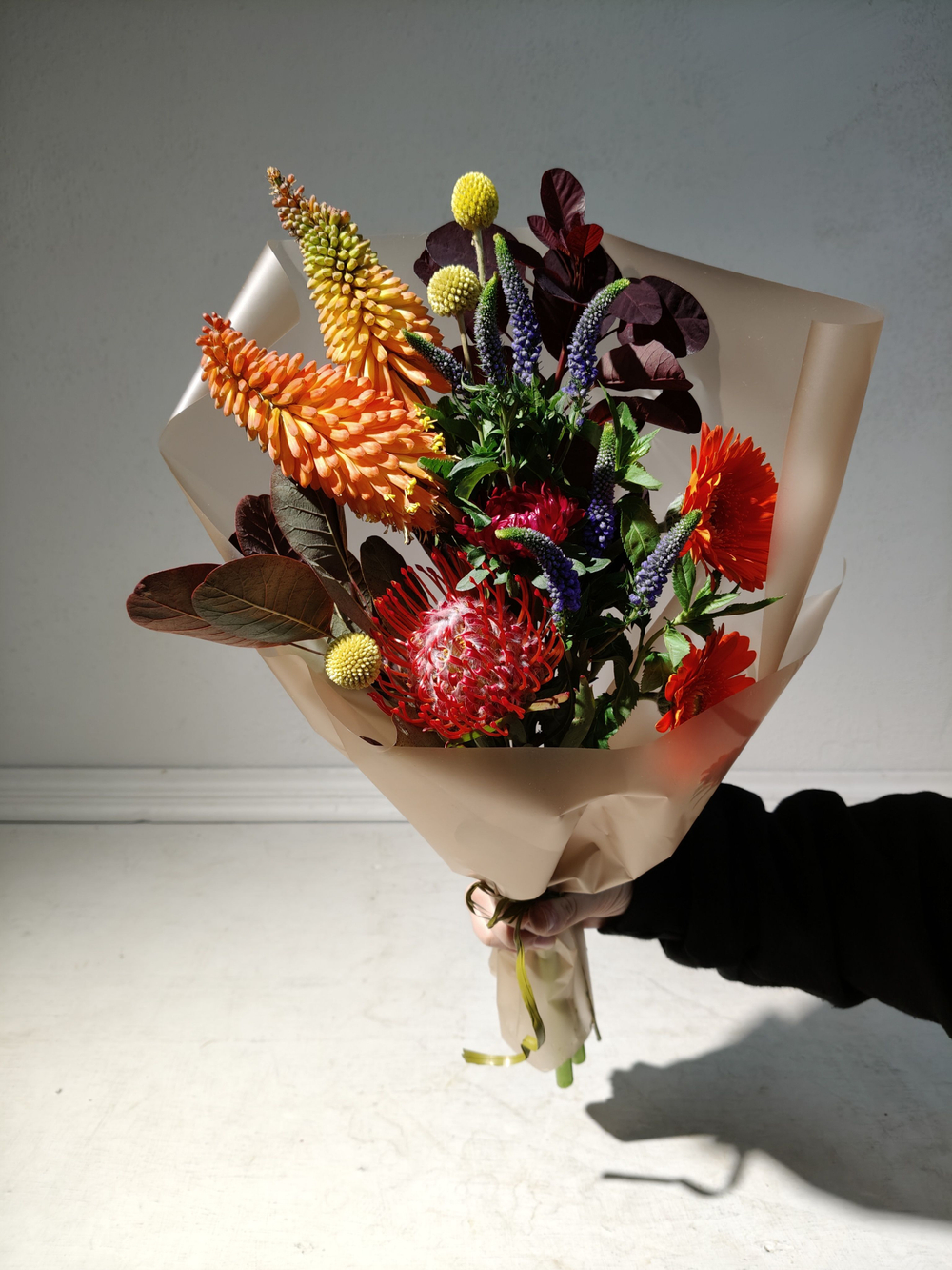 Стильный букет-кулек в яркой гамме (С0058)