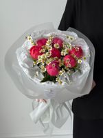 Букет из пионов сорта Корал Шарм и ромашки