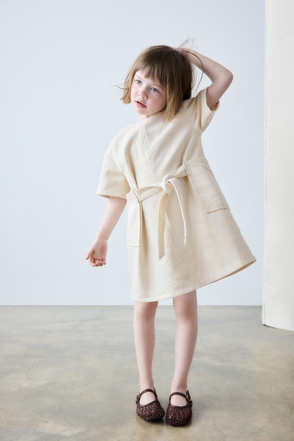 ZARA ПЛАТЬЕ ИЗ ТВИЛА С ПОЯСОМ, ЭКРЮ