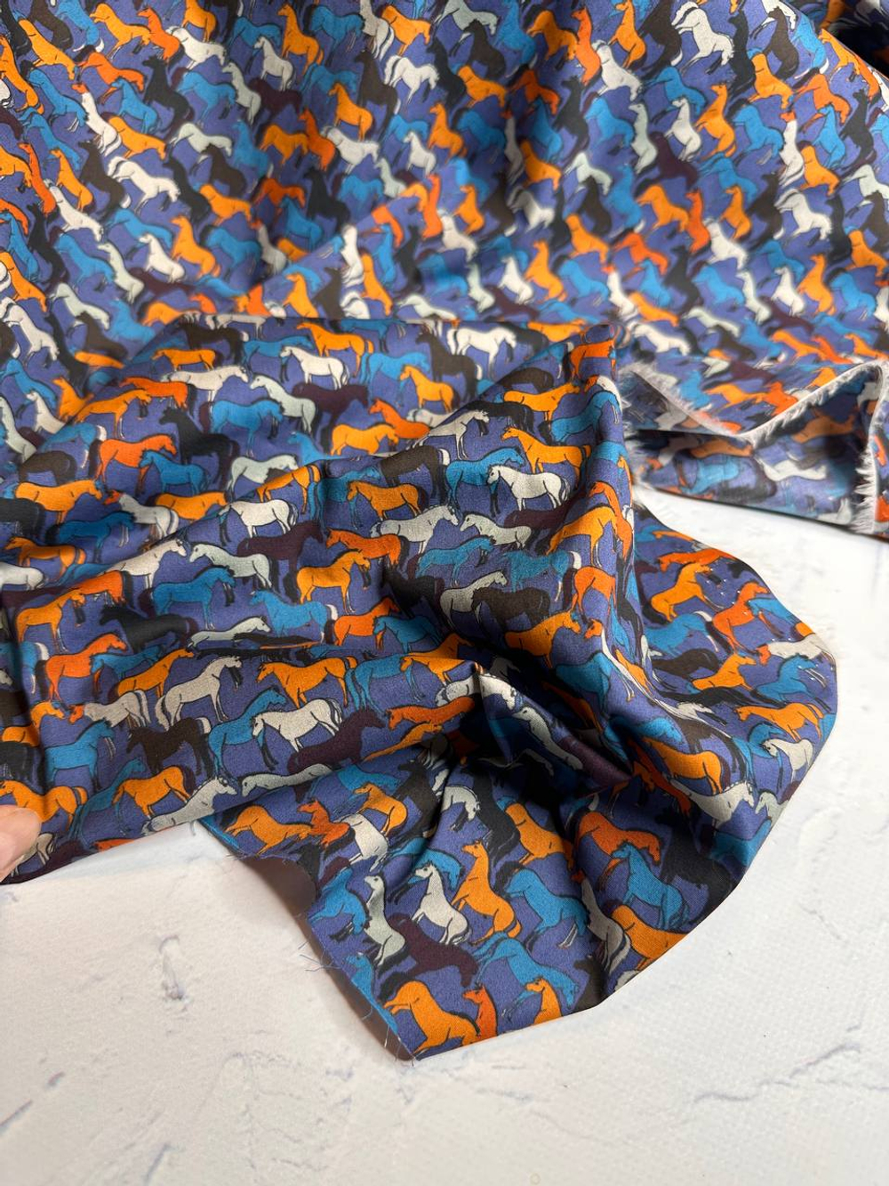 Блузочно-плательный поплин с рисунком (96%хлопок/4%эластан, Конный бунт на поле, 142, 92 гр/м2)