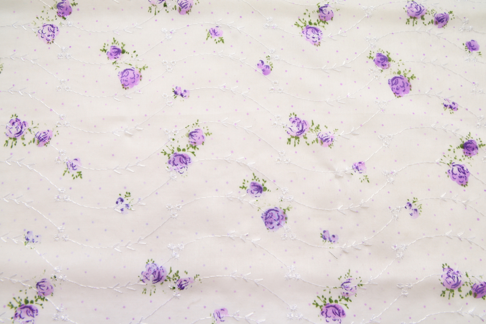 Батист вышивка белый в сиреневый цветок