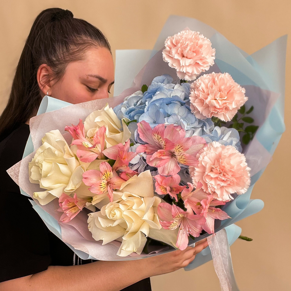 Нежный букет с французскими розами, гортензией, гвоздиками и альстромерией