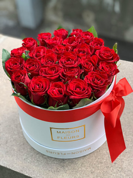 25 красных роз в белой коробке