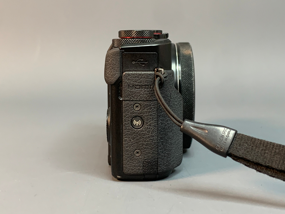 Canon PowerShot G7X Mark II немного пыли внутри объектива