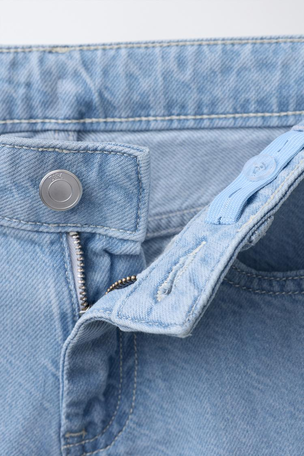 ZARA ДЖИНСОВЫЕ ШОРТЫ С ВЫШИВКОЙ, ГОЛУБОЙ