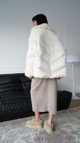 Белый пуховик с воротником из овечьей шерсти