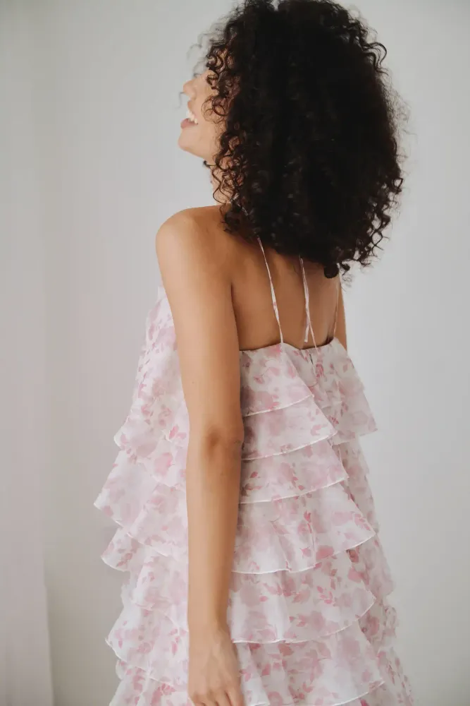 Dahlia, платье мини из молочной органзы со средними светло-розовыми цветами