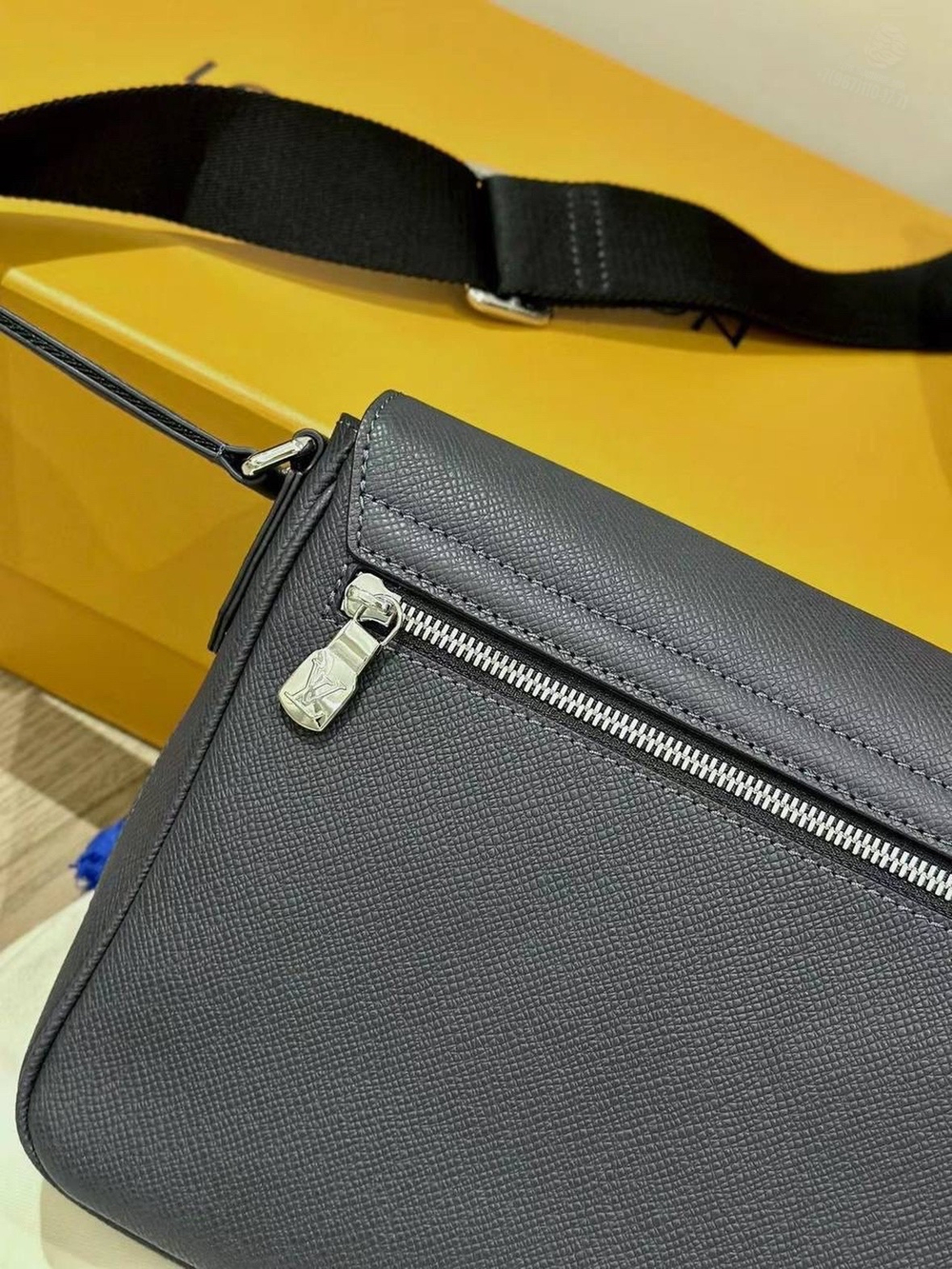 Сумка через плечо/мессенджер Louis Vuitton District PM