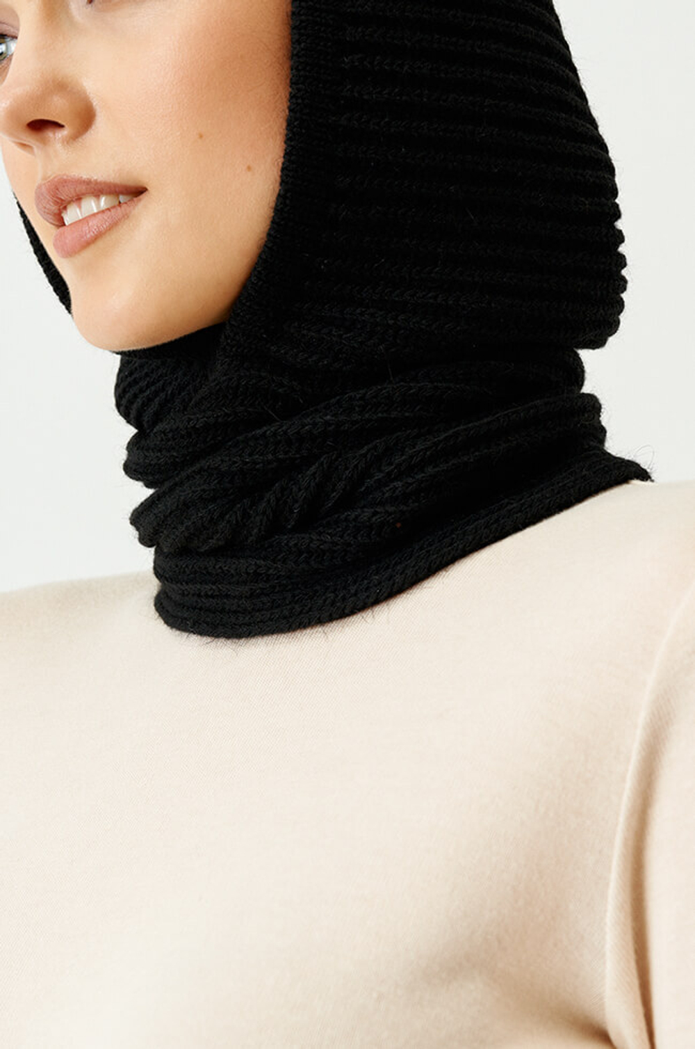 8355 Капор женский (черный)