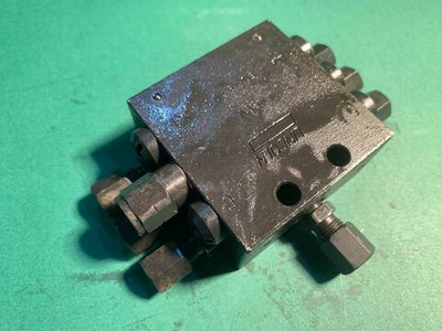 Распределитель смазки на 6 портов 2 отверстия (малый)