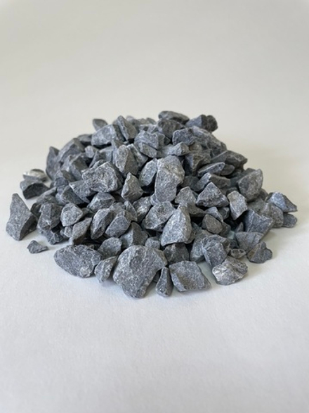 Мраморная кубовидная крошка дымчатая 4-8, 8-16, 16-22 мм (На фото 8-16 мм)