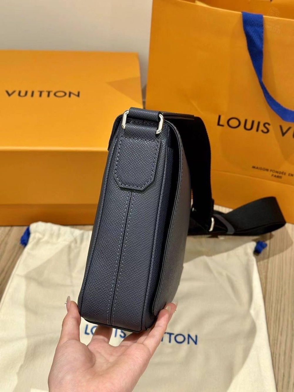 Сумка через плечо/мессенджер Louis Vuitton District PM