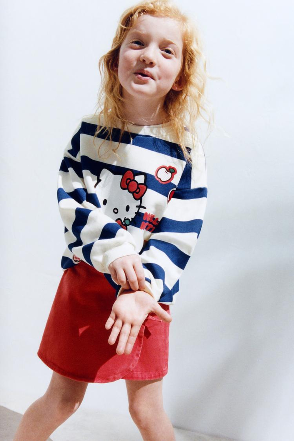 ZARA ТОЛСТОВКА В ПОЛОСКУ HELLO KITTY © SANRIO, СИНИЙ/БЕЛЫЙ