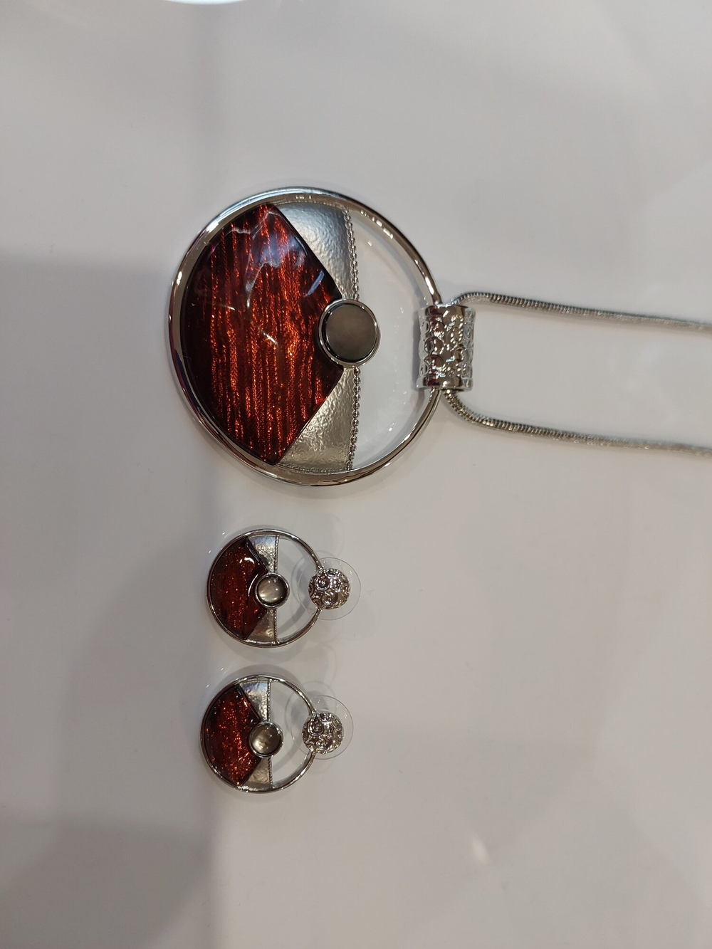 Комплект бижутерии. Набор, колье и серьги "Око Саурона " . С регулируемым размером цепи.