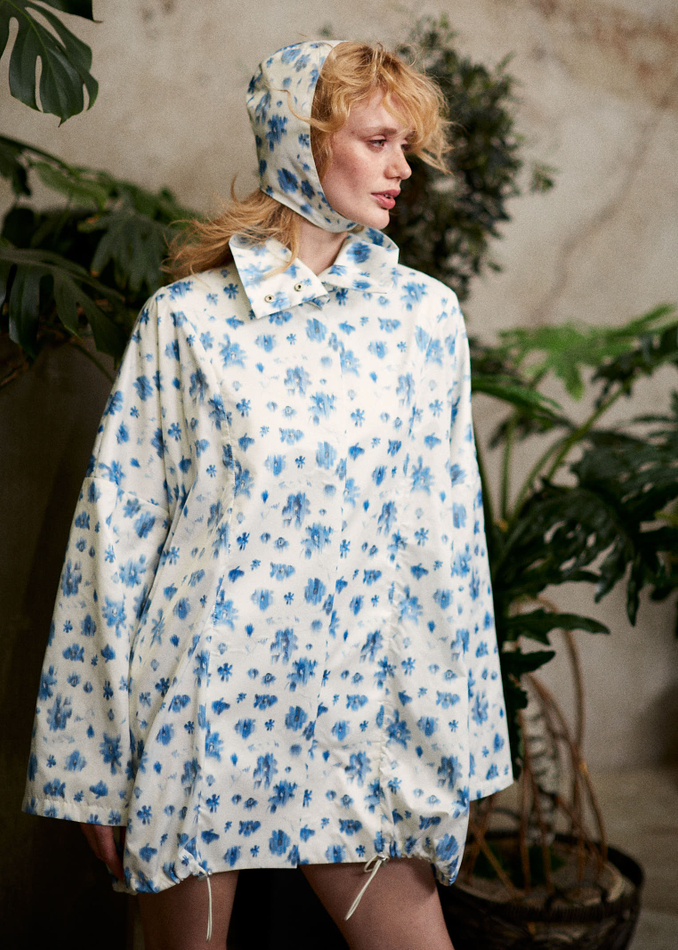 Ветровка объемного кроя непромокаемая цветы молочный/голубой