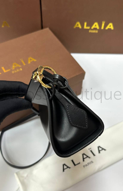 Женская сумка Alaia Le Click East West черного цвета