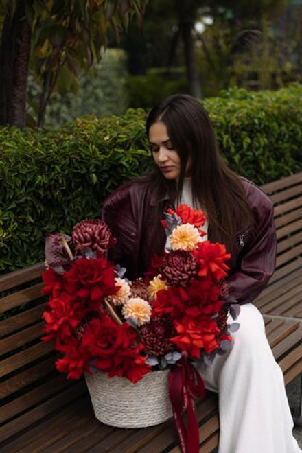 Корзина бордо с осенними цветами для мамы