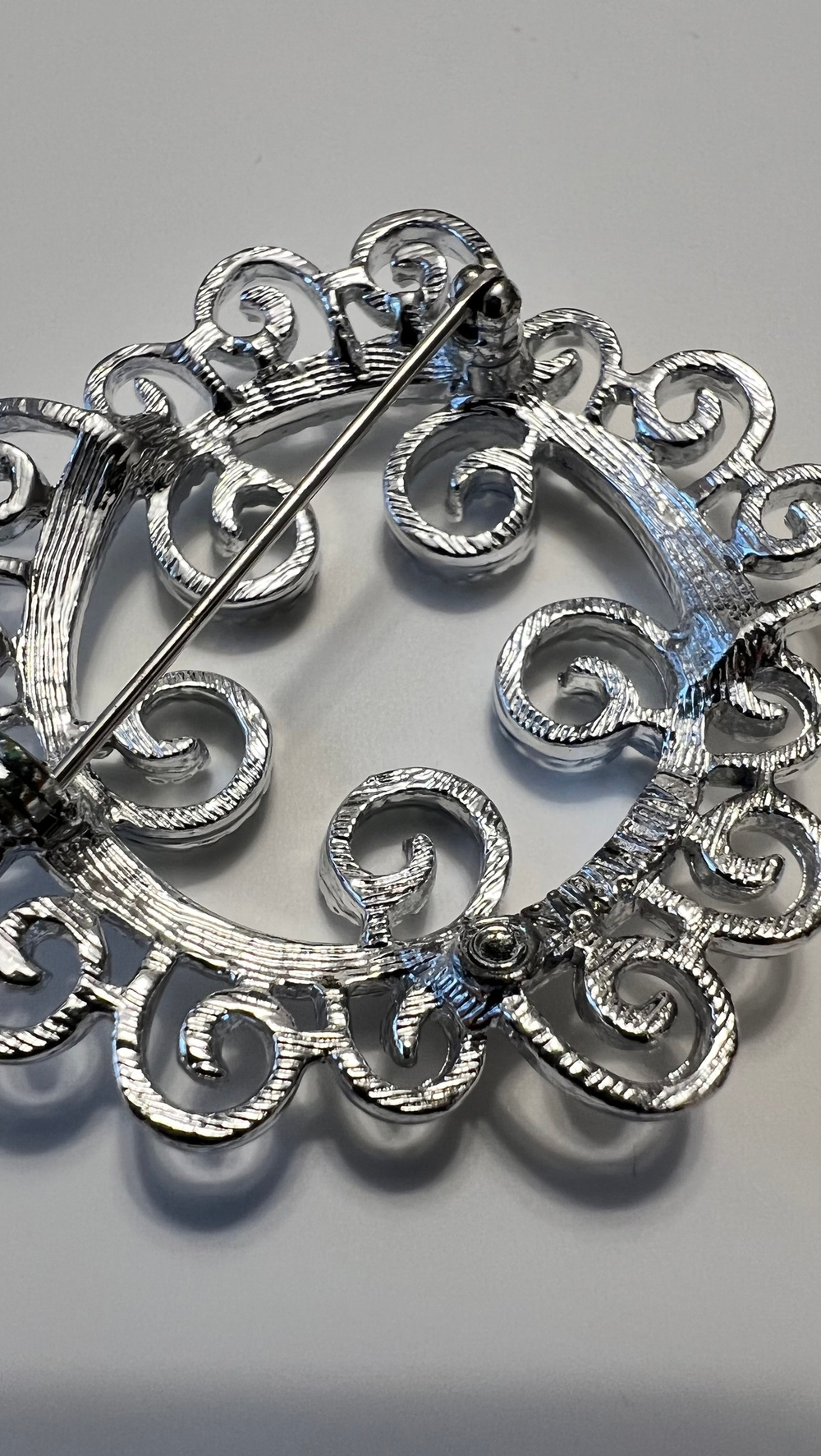 Ажурная брошь Silvery Mist Sarah Cov