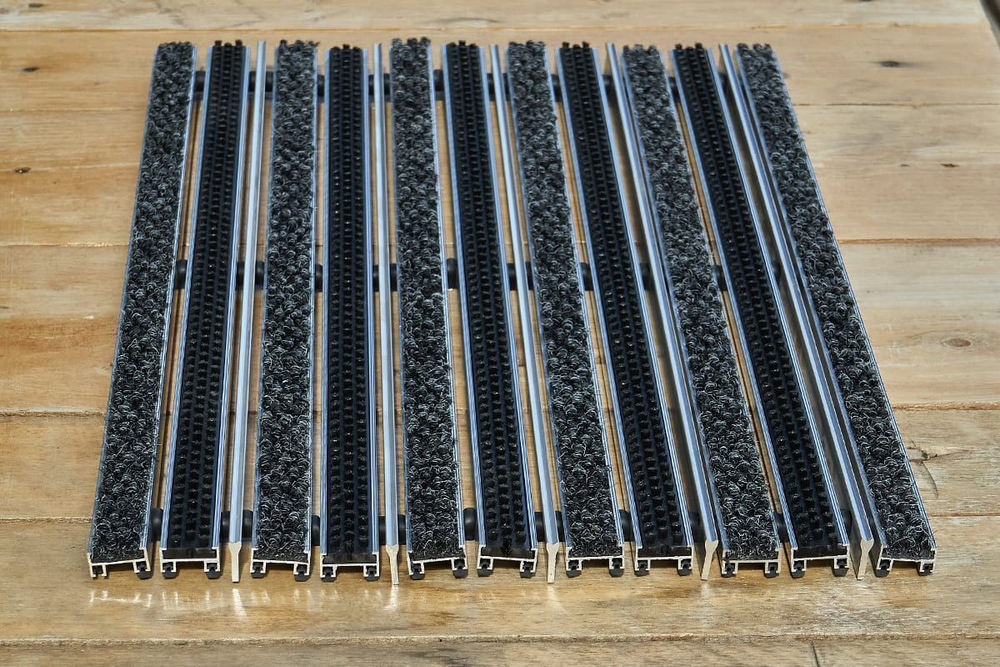 Придверная решетка Gidrolica Step – щетка + скребок, 390×590 мм