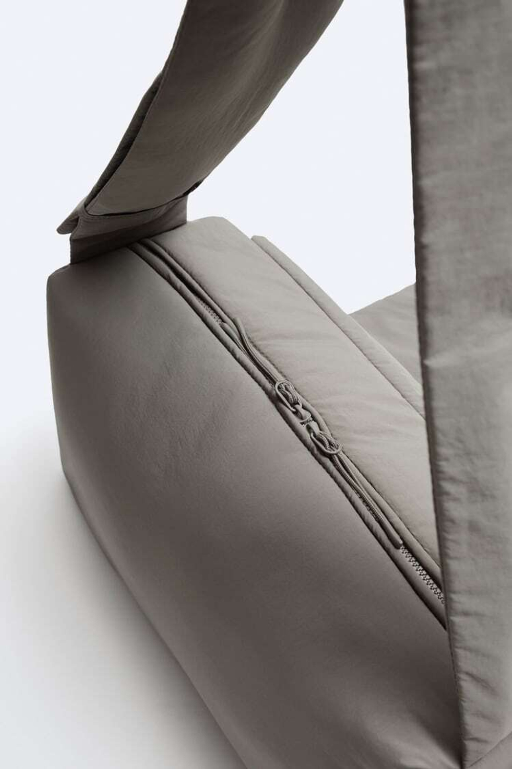 ZARA БОЛЬШАЯ СУМКА ИЗ НЕЙЛОНА, СЕРЫЙ