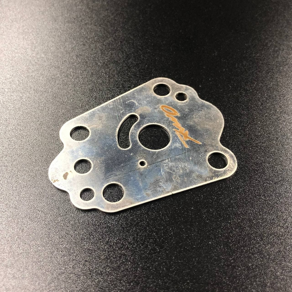 Пластина помпы охлаждения Suzuki DF2.5 (до 2012г.в.) (Omax)