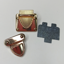 Замок-защелка на зажимах 32*35 Золото