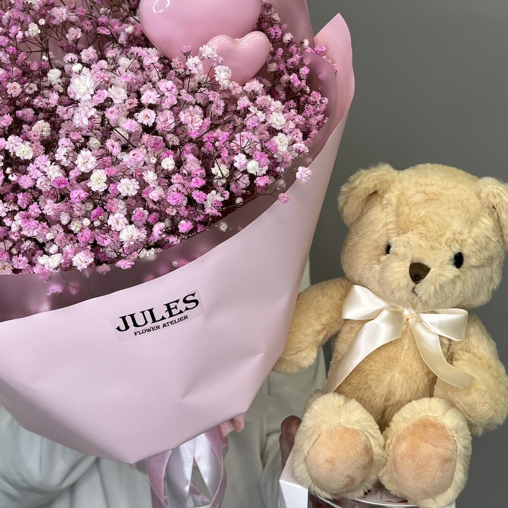 Букет из розовой гипсофилы с мишкой и конфетами