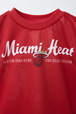 ZARA КОМПЛЕКТ ИЗ ФУТБОЛКИ И ШОРТОВ-БЕРМУДОВ MIAMI HEAT NBA ©, КРАСНЫЙ
