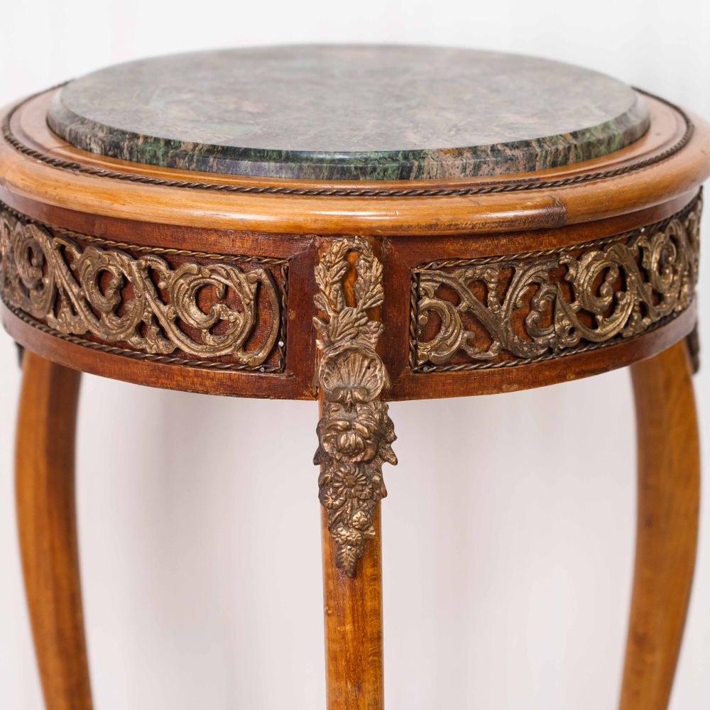 Подставка в дворцовом стиле