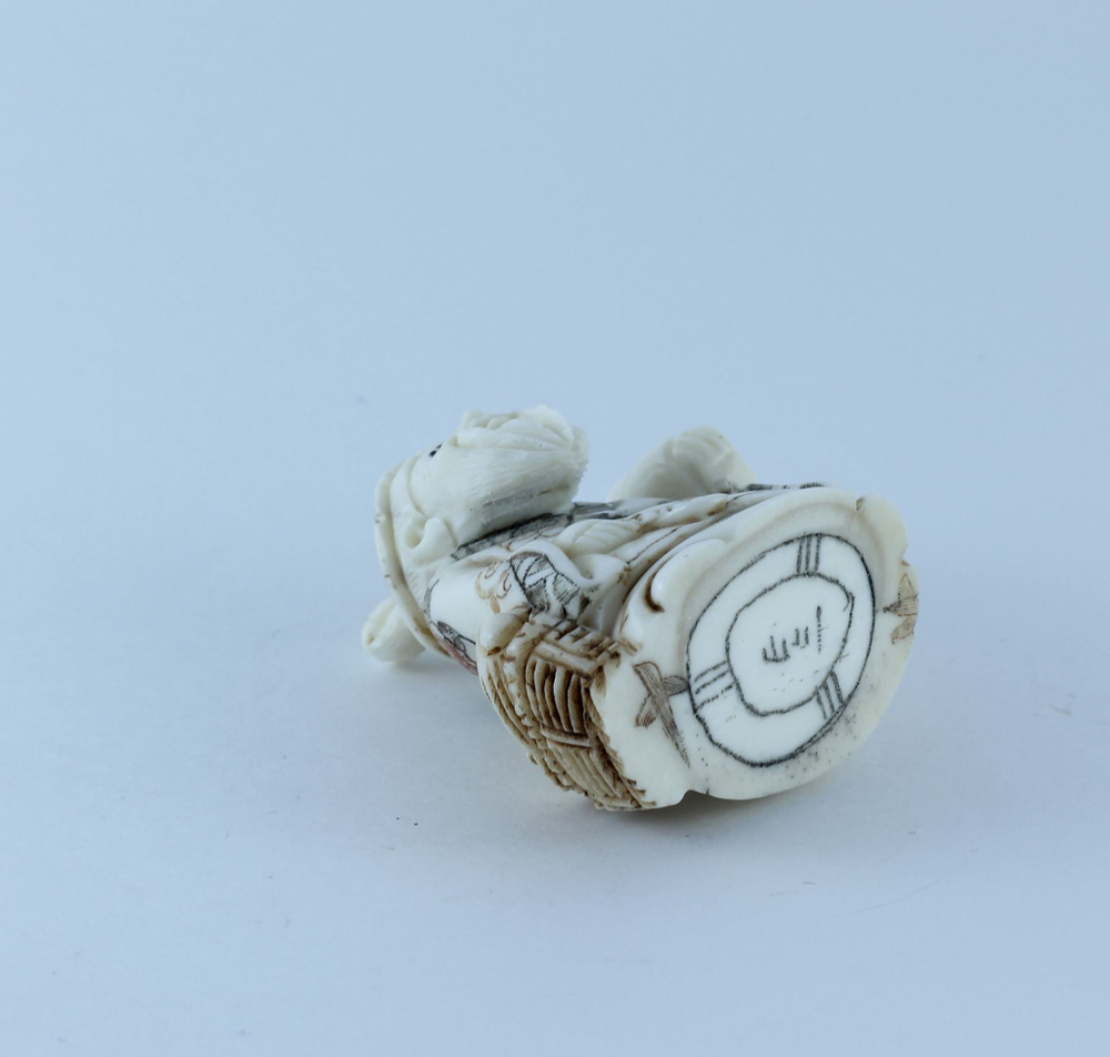 Эксклюзивная нэцкэ Монах с тыквой горлянкой и корзиной кукурузы