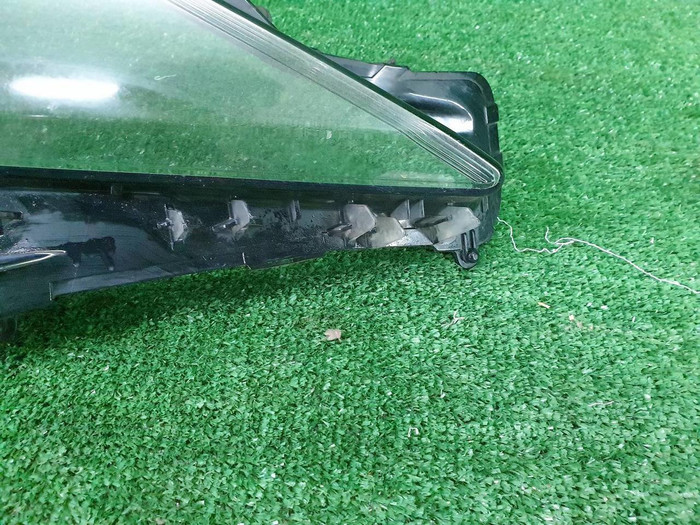 Стекло фары правое Toyota Camry xv70 (2017-н.в.)