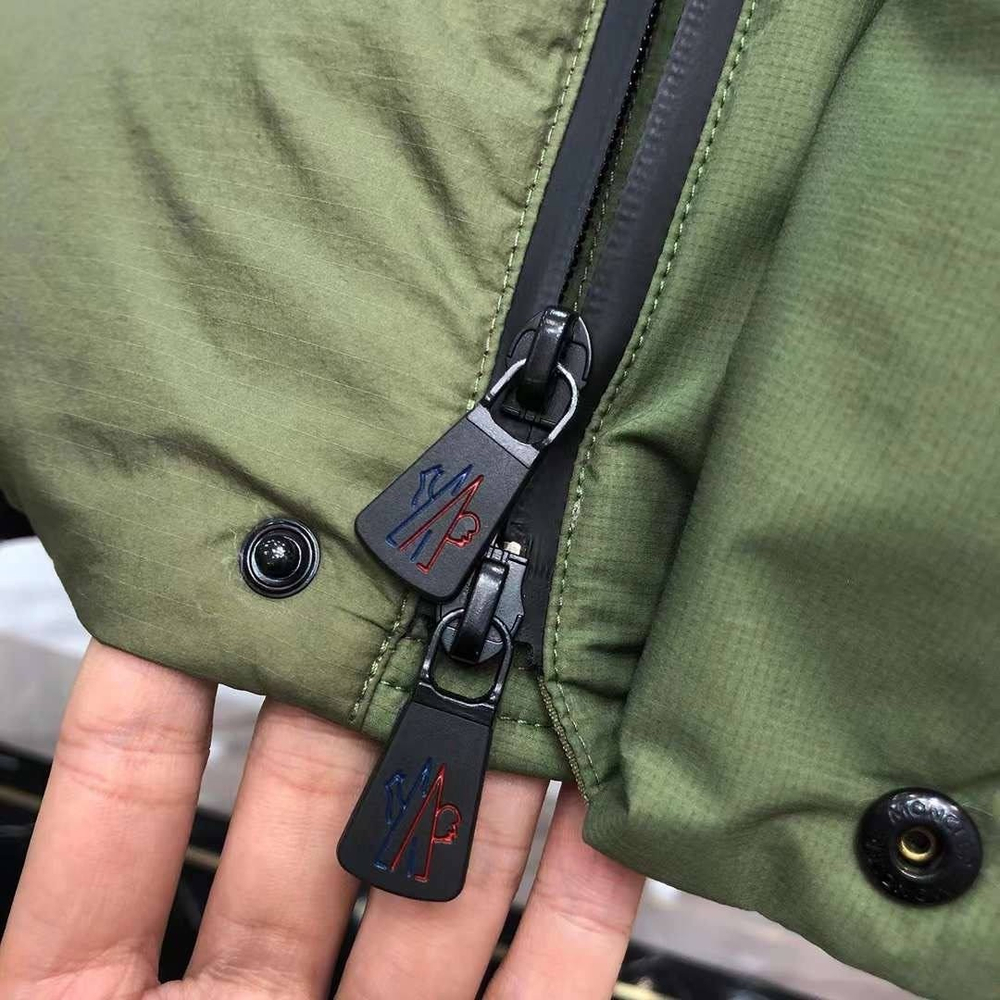 Пуховик Moncler
