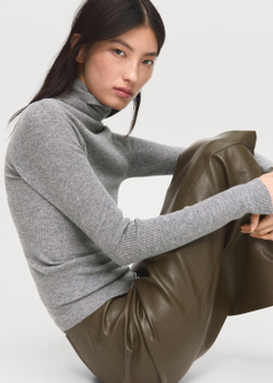 Шерстяной джемпер с высоким воротником