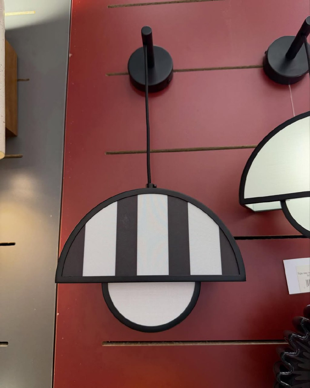 Идеальный дуэт для интерьера — черно‑белые бра и подвесы в одном стиле создают гармонию света и дизайна.