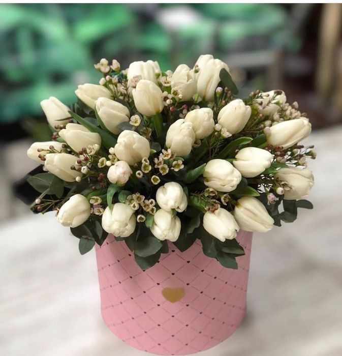 Букет тюльпанов в шляпной коробке (ШК-75)