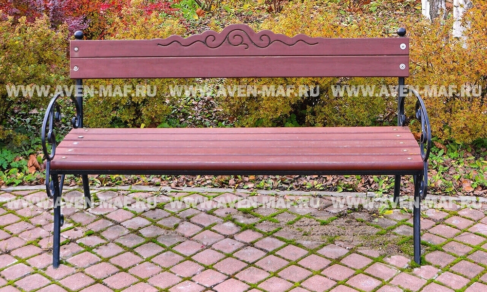Скамейка на металлическом каркасе с коваными элементами