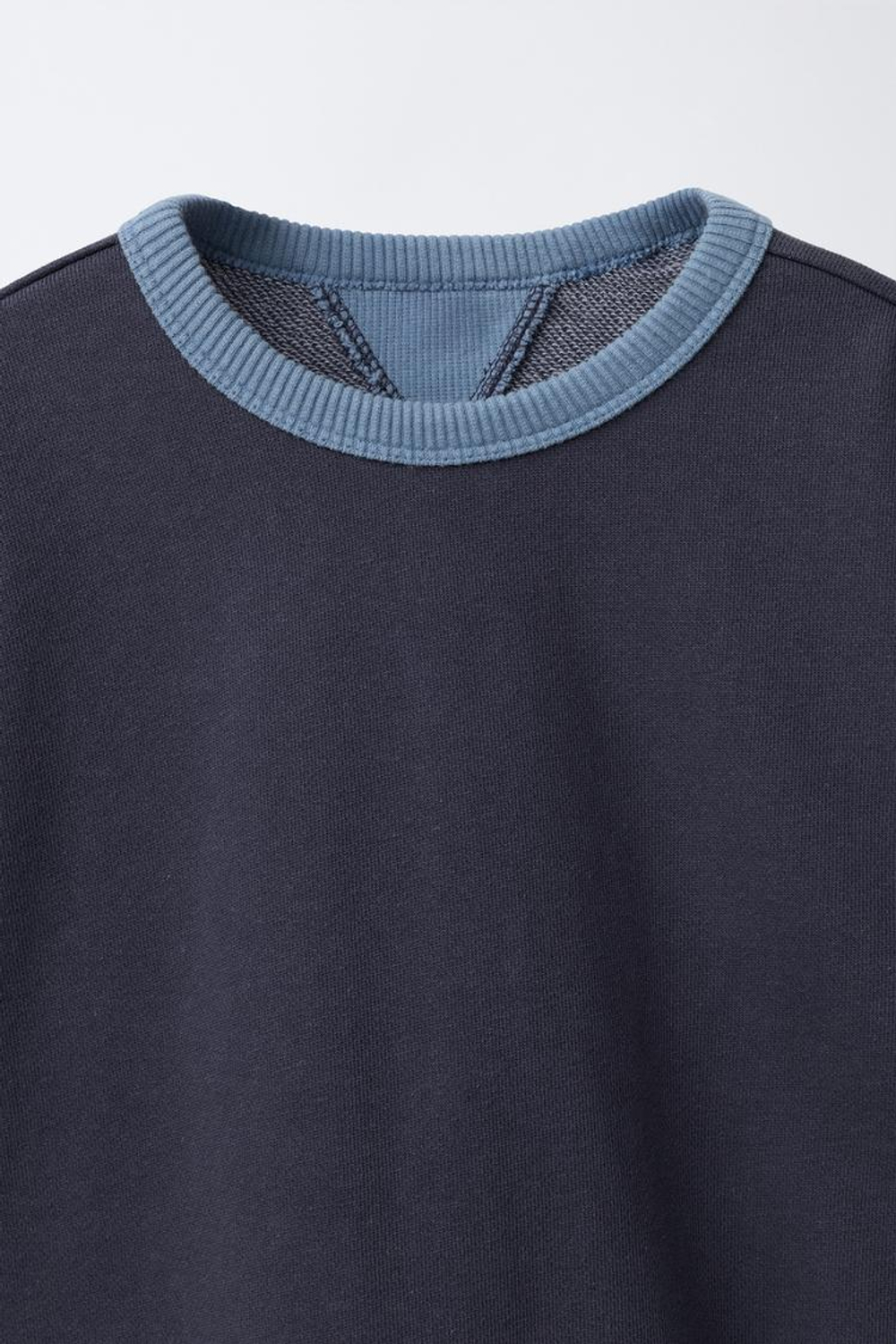 ZARA ТОЛСТОВКА С КОНТРАСТНЫМ ВОРОТНИКОМ И ДЕКОРАТИВНЫМИ ШВАМИ, СИНИЙ