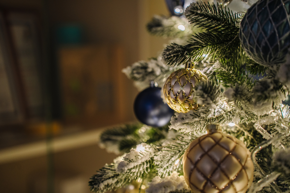 Дизайнерская заснеженная ель «Зимнее кружево»