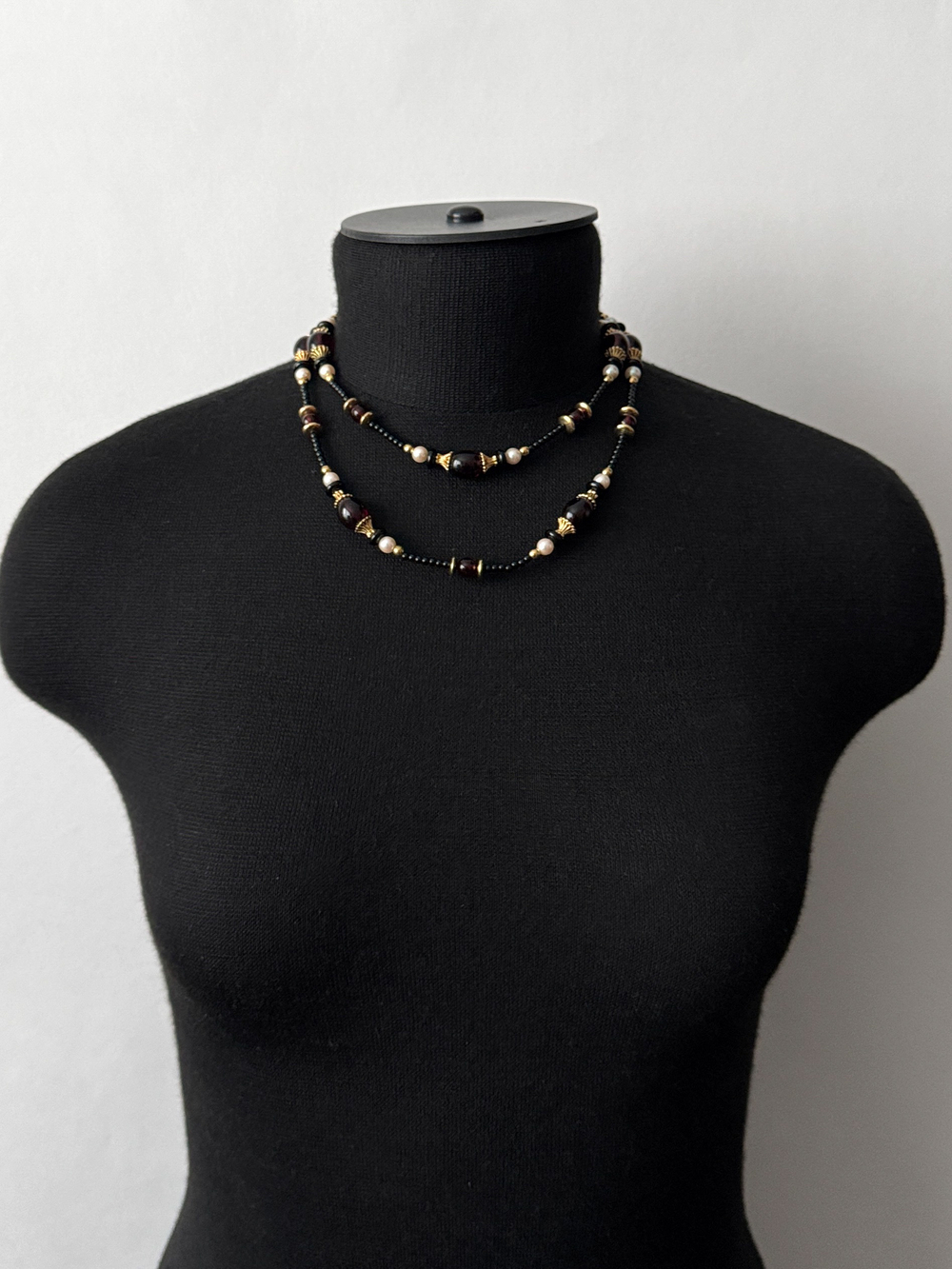 Бусы чёрные с бордовыми вставками Monet