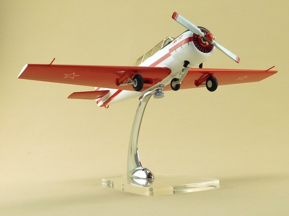 Модель самолета Як-52 (М1:30, ДОСААФ СССР) шасси убраны