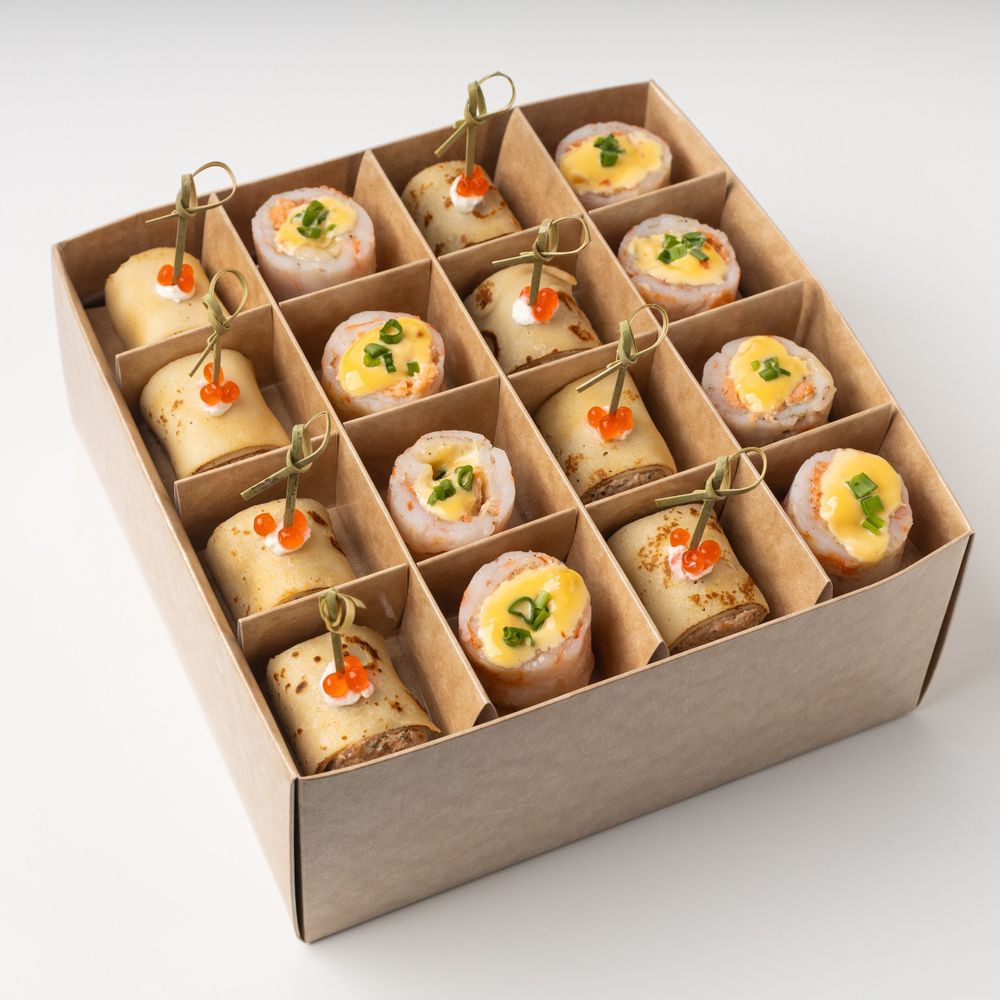 Бокс с рулетиками из креветок с семгой и блинчиками с рийетом из семги горячего копчения