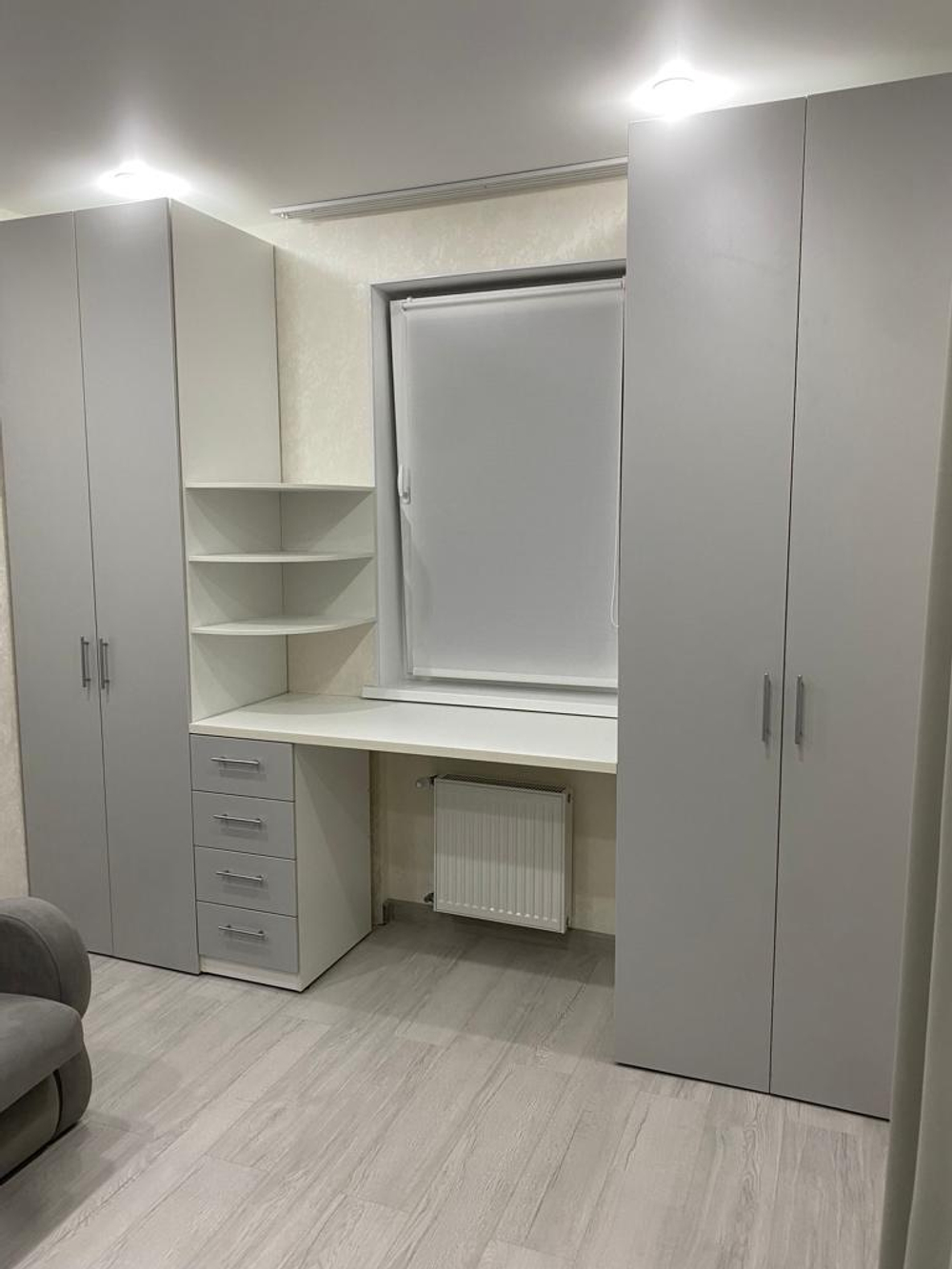 Шкафы с рабочей зоной возле окна под заказ