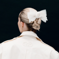 Бант объемный с белой розой