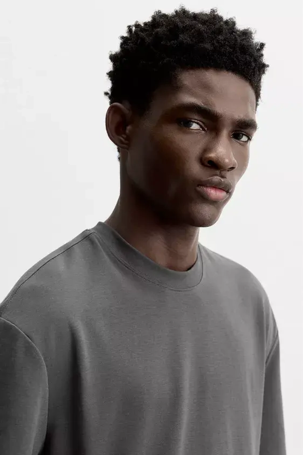 ZARA ФУТБОЛКА REGULAR FIT INTERLOCK, ТЕМНО-СЕРЫЙ