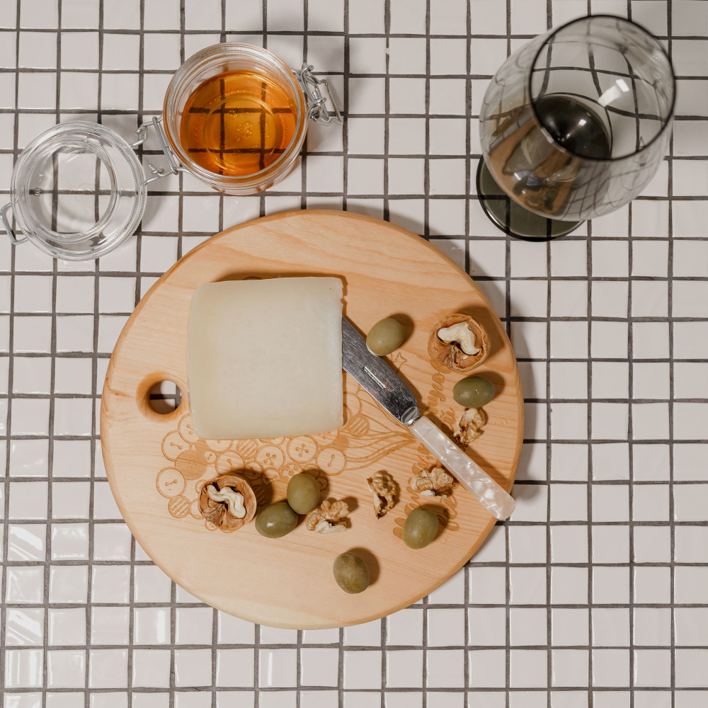 Деревянная менажница круглая с гравировкой из кедра