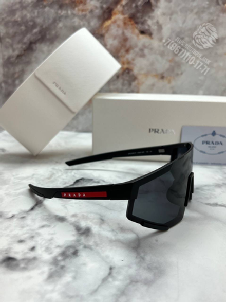 Солнечные очки Prada
