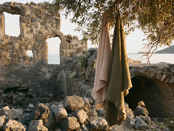 Полотенце банное из умягченной вафли кремового цвета из коллекции essential, 70x140 см