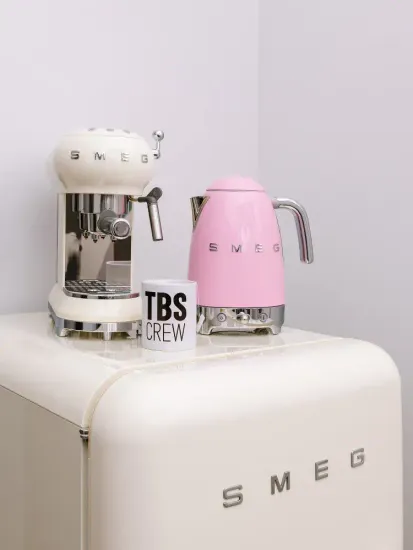 Электрический чайник Smeg KLF03PKEU, объем 1,7 л, розовый