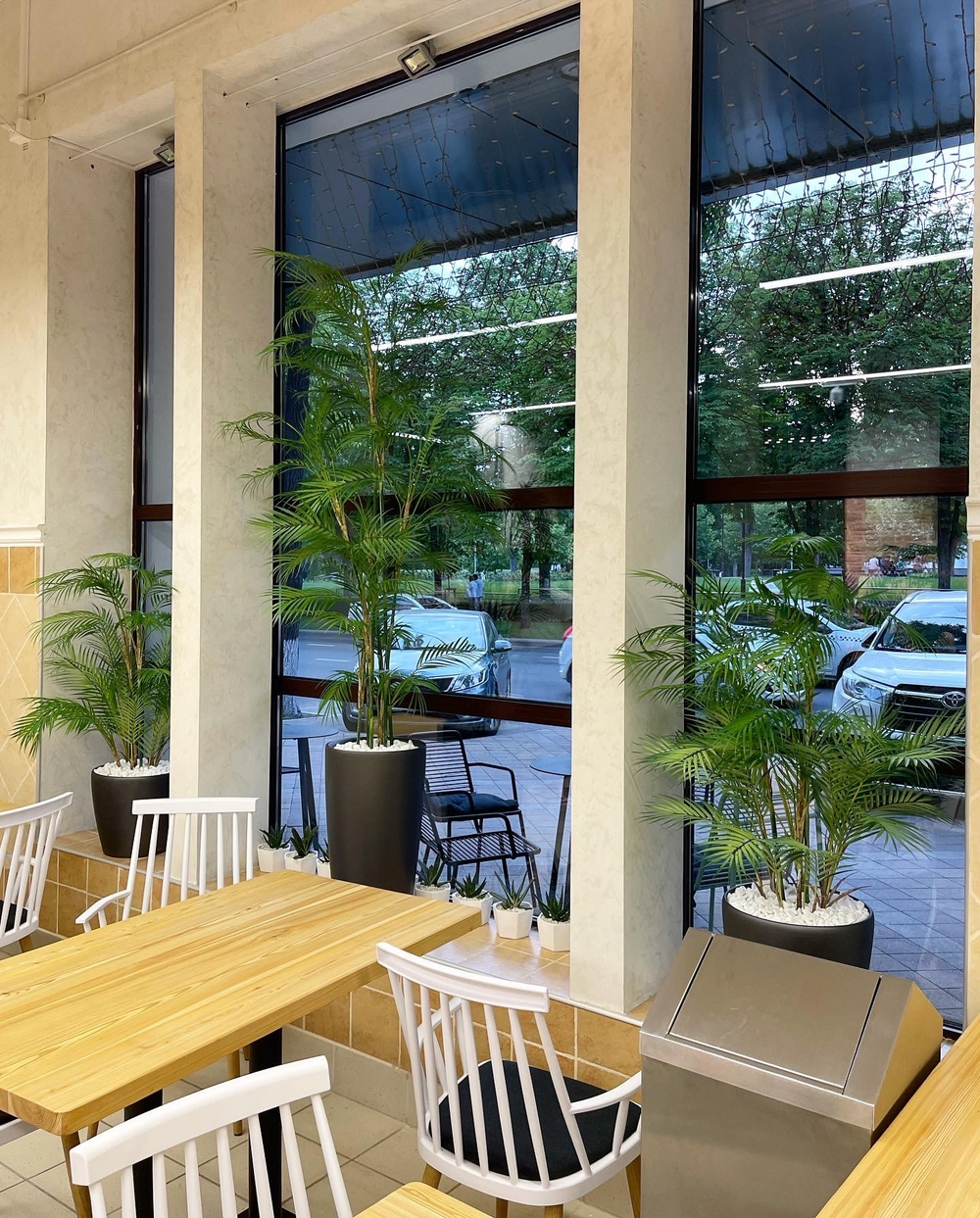 Озеленение искусственными стрелициями и ампельными растениями кафе в супермаркете "Табрис"  г.Краснодар